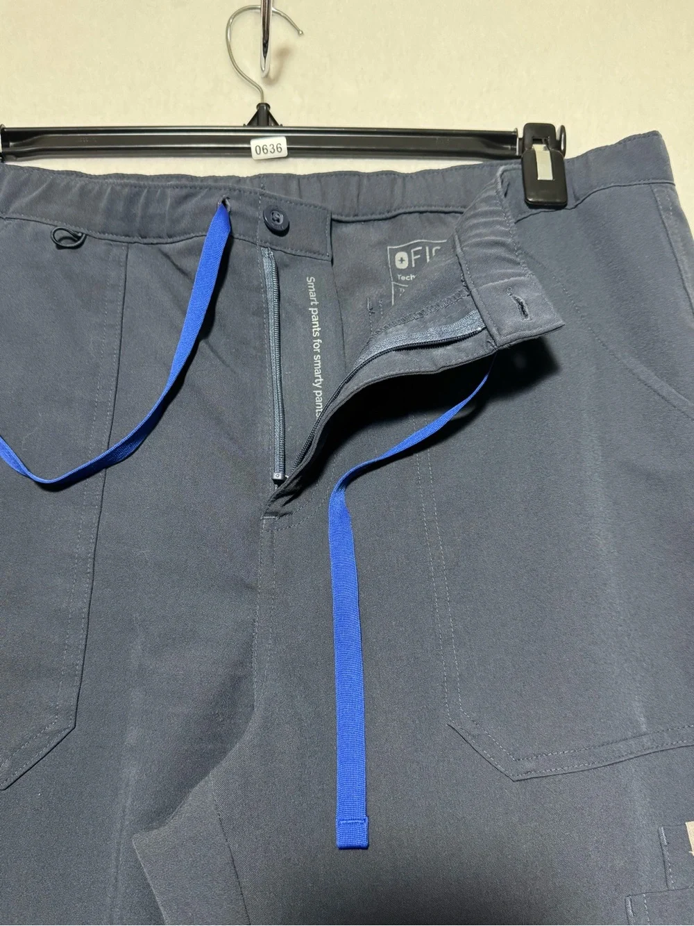 FIGS Technical Collection Men's Cairo Cargo Scrub Pants Gray Size Large